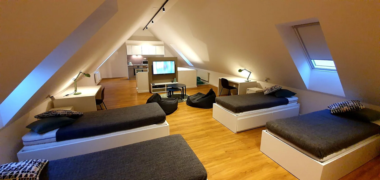 Amnis Student House_Podkrovný Byt 80m2 pre 4 študentky v Centre Trnavy_100m od TRUNI