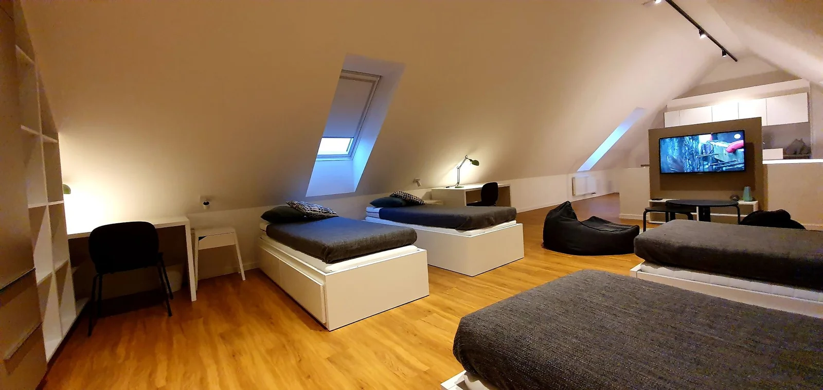Amnis Student House_Podkrovný Byt 80m2 pre 4 študentky v Centre Trnavy_100m od TRUNI 2