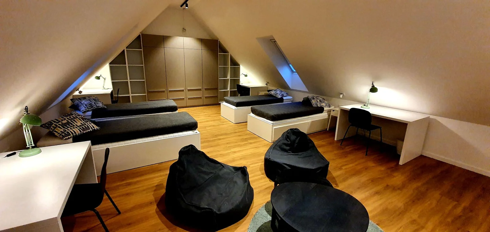 Amnis Student House_Podkrovný Byt 80m2 pre 4 študentky v Centre Trnavy_100m od TRUNI 4