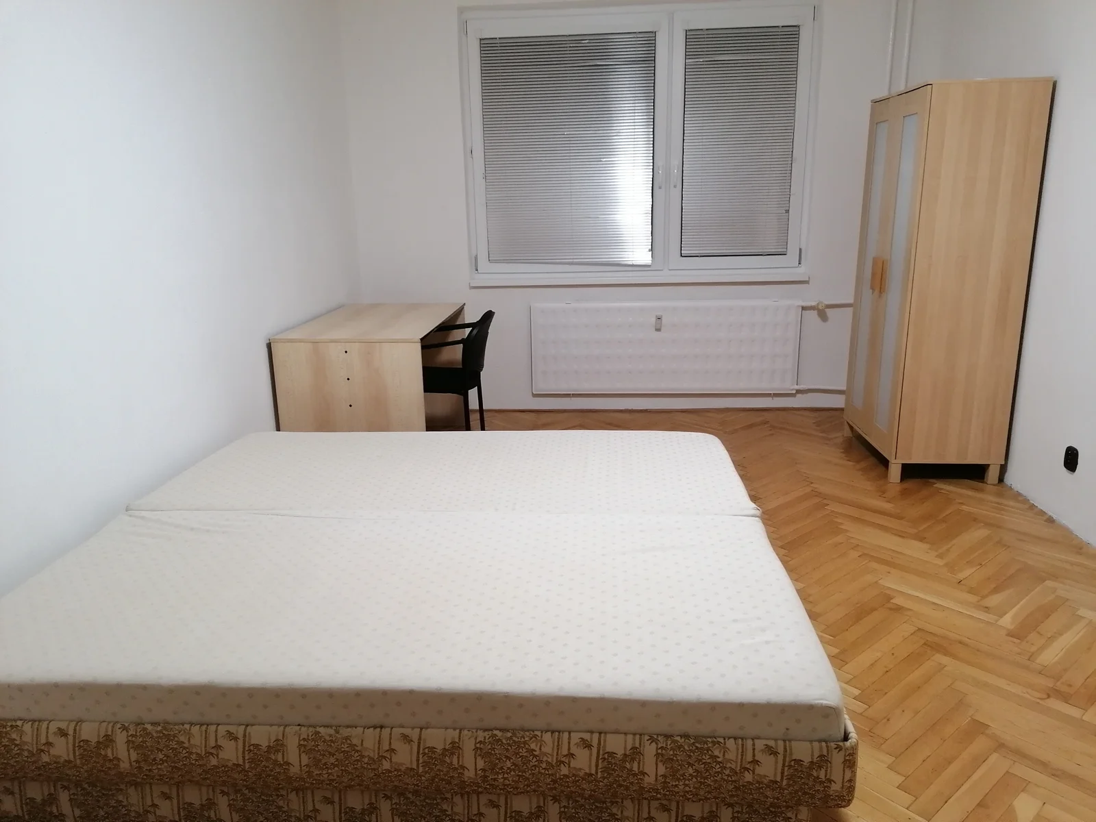 Ponúkam na prenájom samostatnú nepriechodnu izbu.