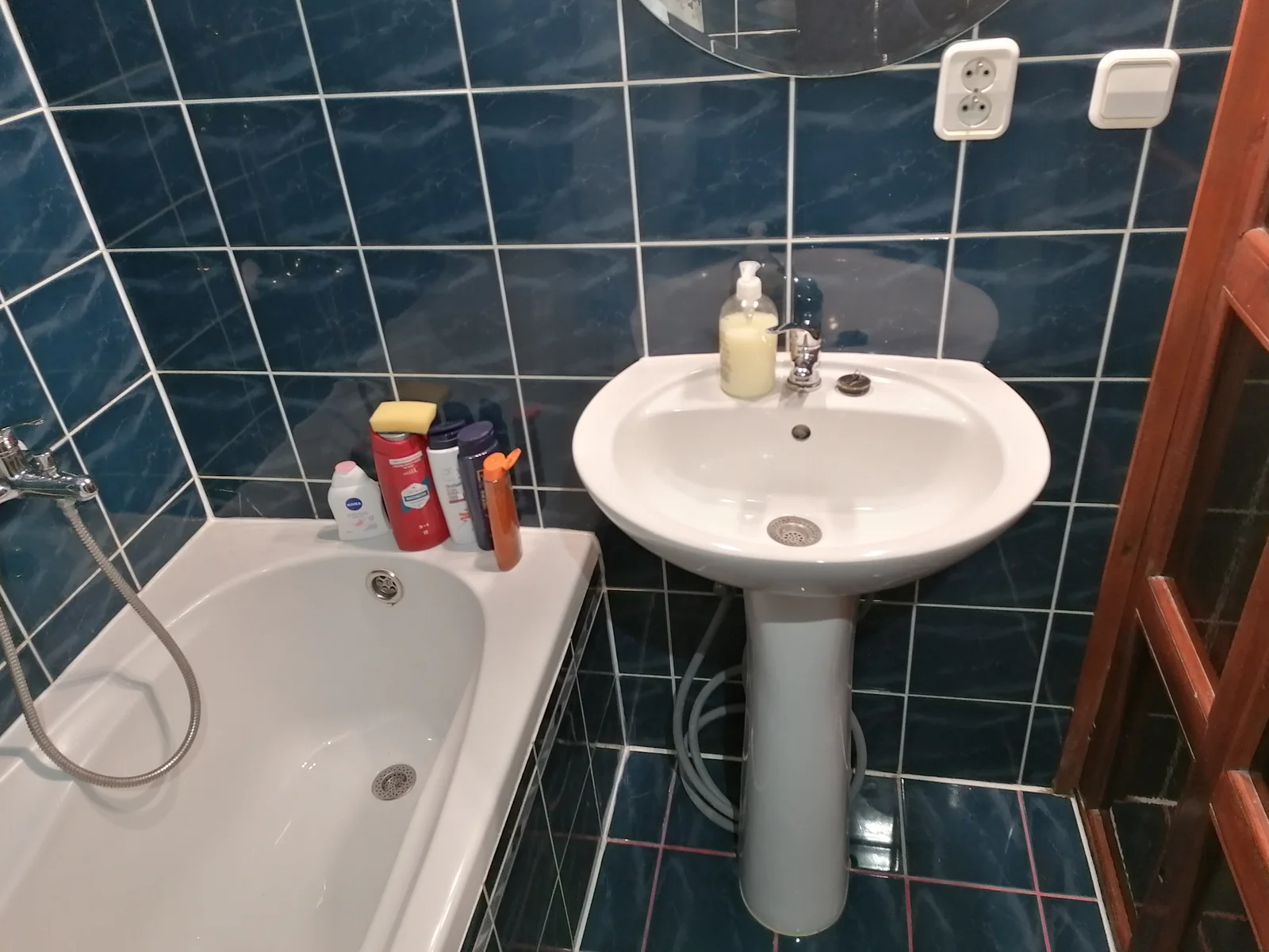 Ponúkam na prenájom samostatnú nepriechodnu izbu. 4