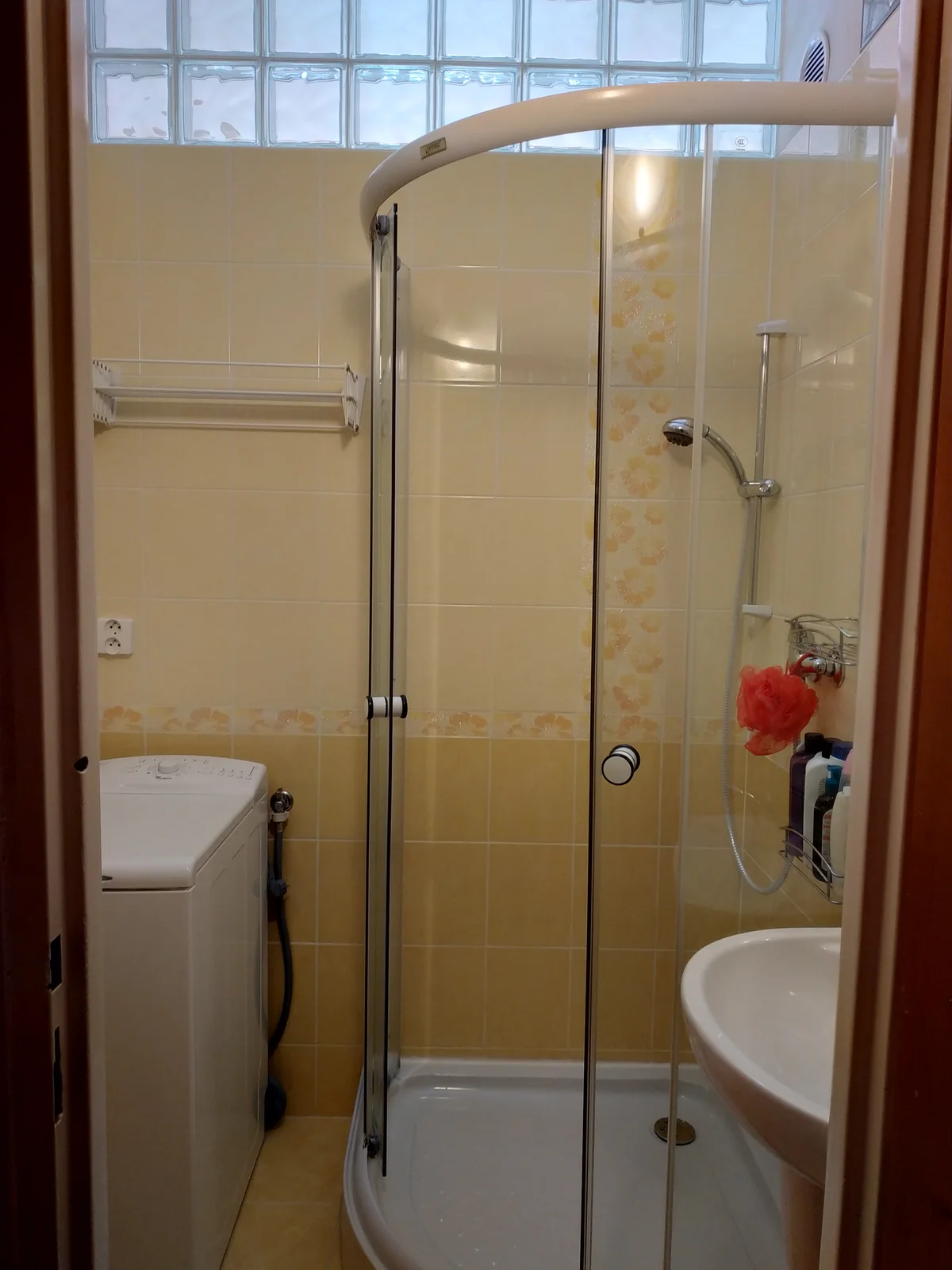 Ponúkam ubytovanie pre jednu VŠ študentku v 2-izbovom byte pri OC Galéria